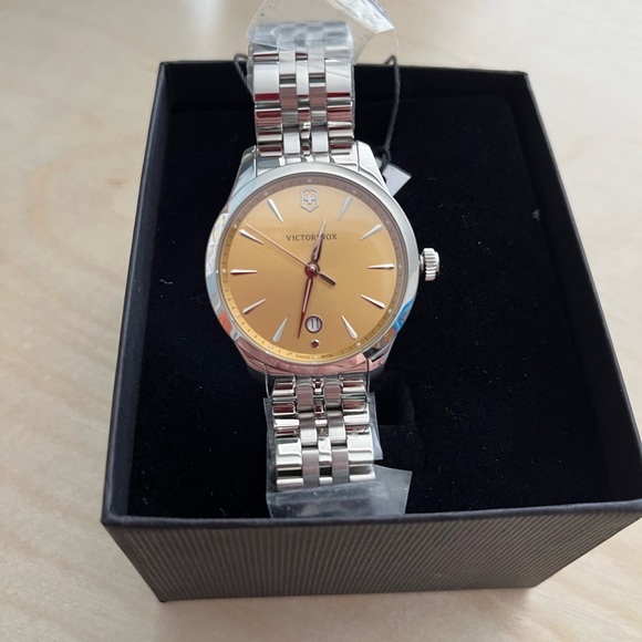 VICTORINOX SWISS ARMY WATCH CHAMPAGNE DIAL SAPPHIRE CRYSTAL NWT. GORGEOUS - Picture 4 of 11